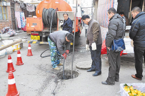 天津市南开区排水管理所对辖区排水管道进行养护